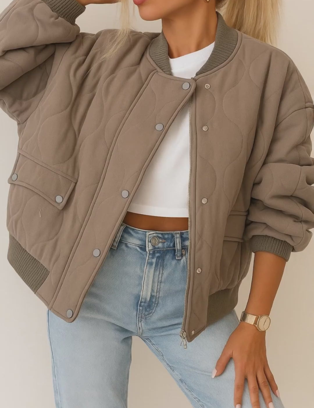 Short lookbook video showing the quilted bomber jacket in taupe, ivory and black with rib-knit trims, zip front and snap-flap pockets from front, side and back views